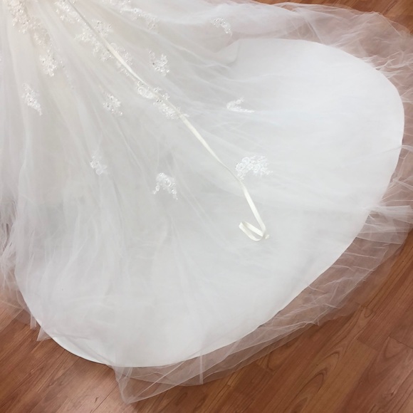 Ivory wedding gown with rhinestones and corset tie - Picture 6 of 7